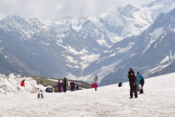 Dehradun to Manali Taxi